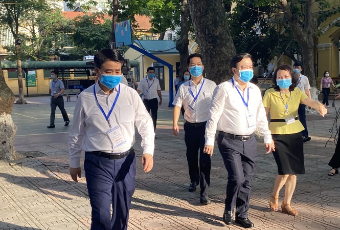 Chủ tịch Hà Nội đề nghị xét nghiệm lại PCR cho 3 thí sinh ở điểm thi Phan Đình Phùng Chủ tịch UBND TP Hà Nội ông Nguyễn Đức Chung kiểm tra thi tại điểm thi Trường THPT Phan Đình Phùng (Hà Nội).