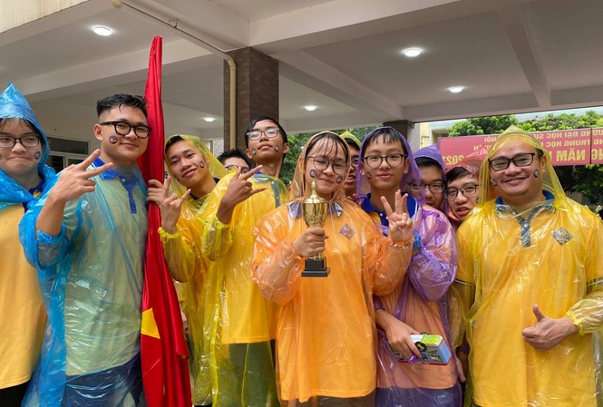 'Nhà leo núi' Lưu Đào Dũng Trí là học sinh giỏi, khiêm tốn Thầy trò lớp 12 Toán 1, rường THPT Chuyên đại học Sư phạm Hà Nội mang cup đến cổ vũ cho thí sinh tại điểm cầu.
