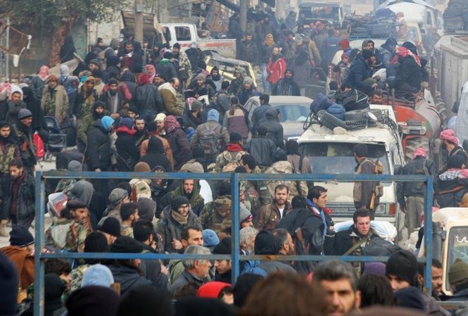 Aleppo giải phóng sẽ thay đổi vai trò của Nga - Mỹ Thường dân và các tay súng phiến quân đang chờ được sơ tán khỏi khu vực miền đông Aleppo, Syria, hôm 16/12. - Ảnh: Abdalrhman Ismail
