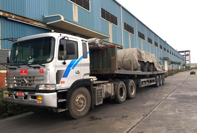 Bắt giữ xe đầu kéo mang biển quân sự chở thép quá tải Bắt giữ xe đầu kéo mang biển quân sự chở thép quá tải