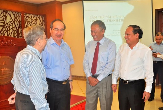 Bí thư Nguyễn Thiện Nhân: Công chức phải biết sợ khi dân không hài lòng Bí thư Nguyễn Thiện Nhân trao đổi với các đại biểu trí thức của TPHCM. Ảnh Việt Văn