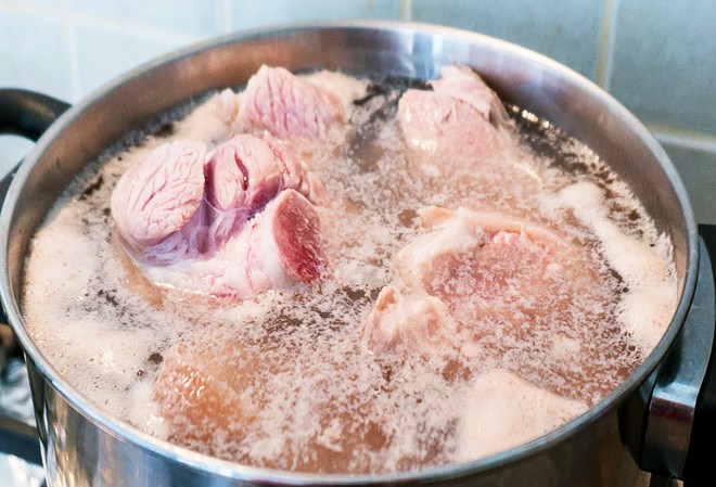Nên luộc thịt bằng nước sôi hay nước lạnh? Nên luộc thịt bằng nước sôi hay nước lạnh?