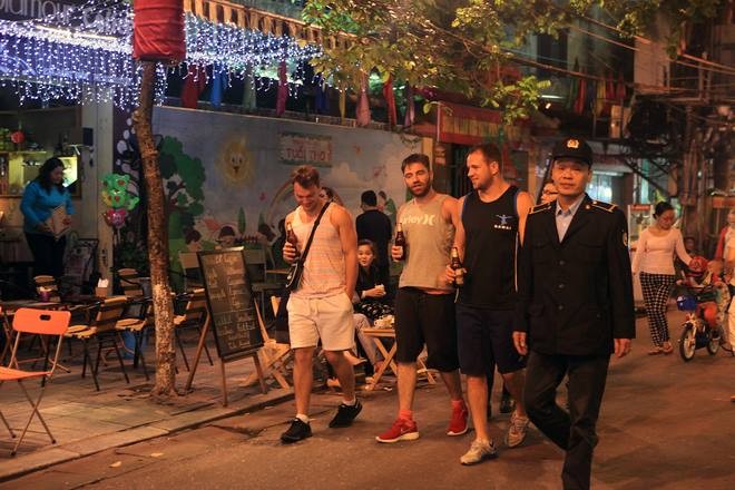 Hà Nội bỏ giờ “giới nghiêm”: Cẩn trọng để tránh hiệu ứng ngược Quy định không được hoạt động sau 0 giờ khiến nhiều du khách cảm thấy dịch vụ du lịch ban đêm của Việt Nam không đáp ứng được nhu cầu của họ. Ảnh minh họa