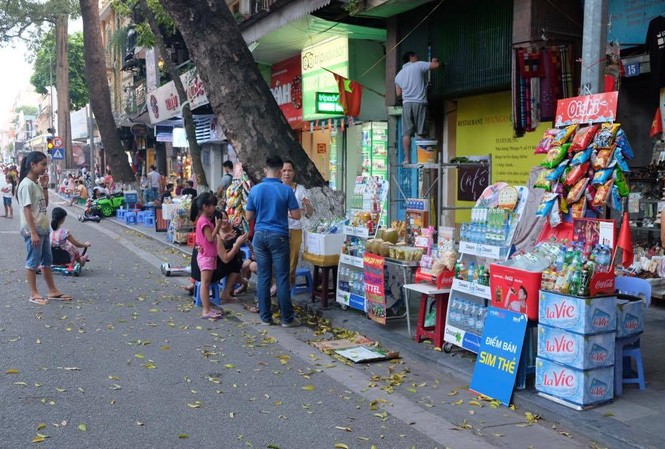 Hàng rong, quán cóc “xâm chiếm” phố đi bộ Hàng rong, quán cóc “xâm chiếm” phố đi bộ