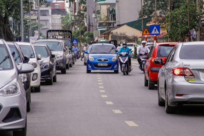 Đề xuất cắm biển cấm dừng đỗ trên phố Nguyễn Đình Chiểu kéo dài Xe đỗ kín phố Nguyễn Đình Chiểu. Ảnh: Duy Phạm