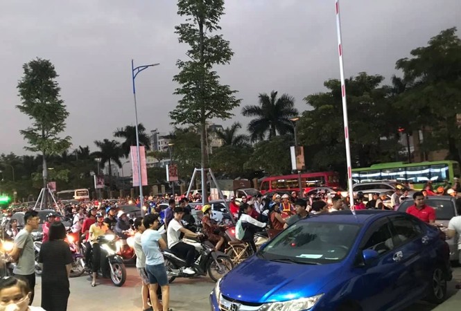 Dân chung cư 5 sao mang ô tô chắn hầm gửi xe để phản đối Cư dân đưa xe lên cổng hầm gửi xe, cản trở giao thông
