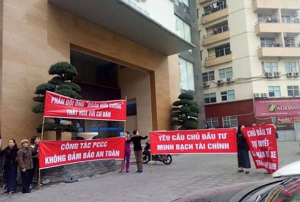 Chủ đầu tư bán nhà quá tay: Cư dân 'bơ vơ sổ hồng' Cư dân giăng băng rôn phản đối CĐT