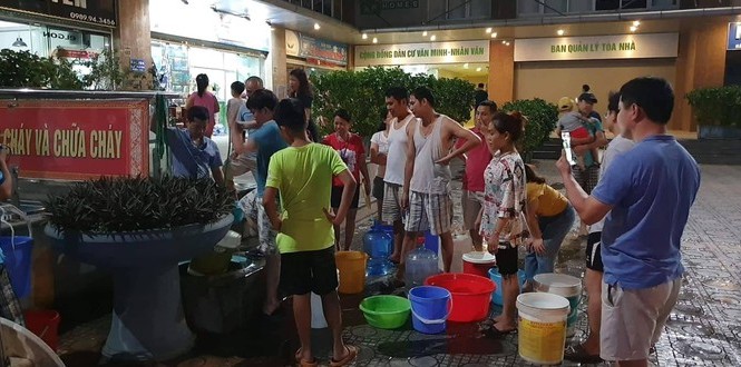 Gần 10 nghìn cư dân Thủ đô 'khát' nhiều ngày được cấp nước Cư dân KĐT xếp xô chờ đến lượt múc nước