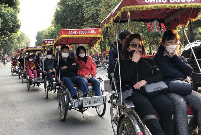 Cận cảnh du khách đến Hà Nội kín mít khẩu trang phòng dịch cúm Cận cảnh du khách đến Hà Nội kín mít khẩu trang phòng dịch cúm