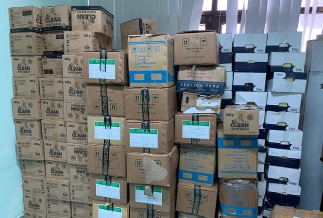 Phát hiện cửa hàng bán 6.000 khẩu trang nghi giả ở Hà Nội Số lượng khẩu trang, nước rửa tay không rõ nguồn gốc bị lực lượng chức năng phát hiện.