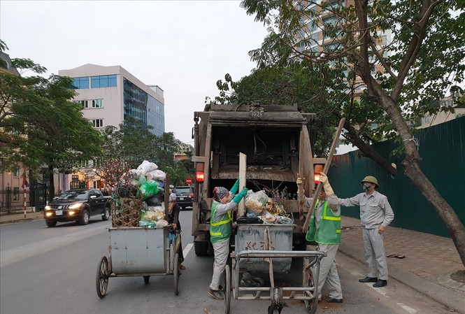 Hà Nội áp dụng quy trình xử lý chất thải y tế như dịch Sars năm 2003 Công nhân môi trường xử lý rác sau Tết