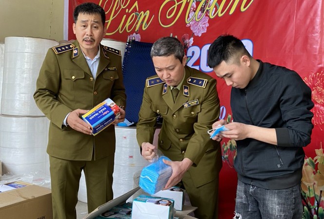 VIDEO: Rợn người chứng kiến sản xuất khẩu trang từ... giấy vệ sinh tại Hà Nội Cục QLTT Hà Nội đang kiểm tra các lô hàng chuẩn bị xuất xưởng