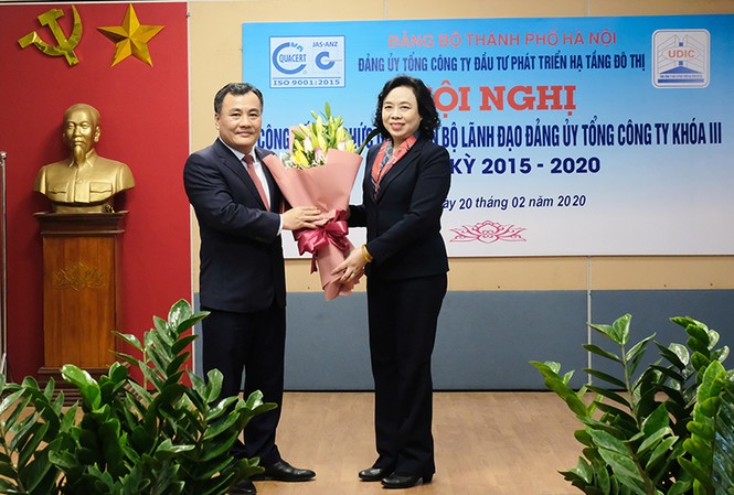 Ông Giang Quốc Trung làm Bí thư Đảng ủy Tổng công ty UDIC Phó Bí thư Thường trực Thành ủy Hà Nội Ngô Thị Thanh Hằng trao quyết định cho đồng chí Giang Quốc Trung.