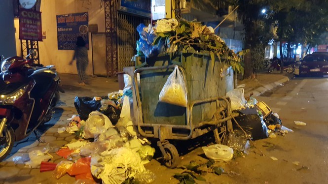 Chủ tịch Hà Nội giao công an xử lý đổ rác trộm Rác tràn ra đường phố. Ảnh chụp trên phố Lê Quý Đôn (phường Bạch Đằng, quận HBT)
