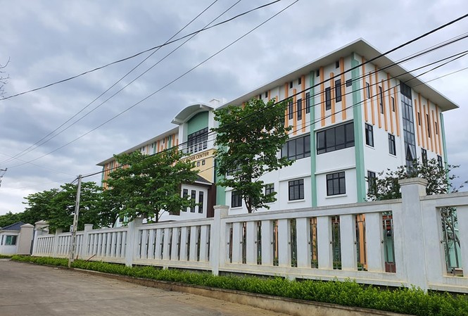 Hà Nội: Loạt đất nông, lâm trường bị 'xà xẻo', biến tướng Công trình quy mô 4 tầng với tổng diện tích hơn 2.000 m2 trên đất nông trường chè Long Phú.