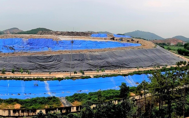 Tăng hỗ trợ để người dân khu Nam Sơn đủ tiền mua đất tái định cư Khu vực chịu ảnh hưởng 500m quanh bãi rác, người dân đang được di dời - Ảnh: Hiểu Minh
