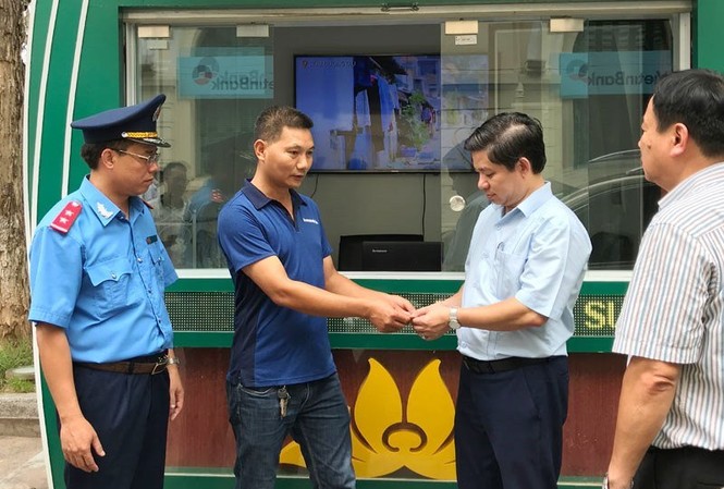 Nhốt xe, xử phạt tài xế taxi 'chặt chém' du khách ở Hà Nội Đại diện Đội TTGT quận Ba Đình chứng kiến tài xế vi phạm trao tiền thu cao trả lại hành khách
