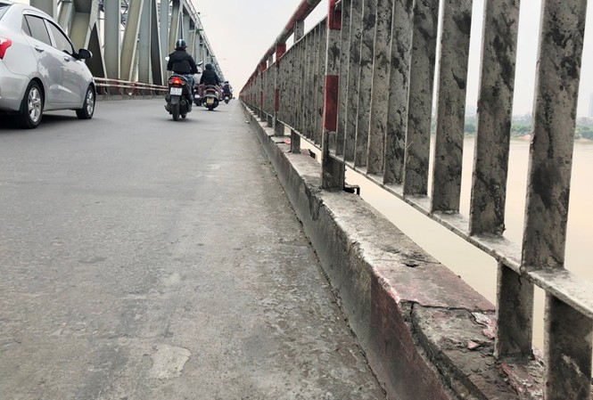 Sau vụ xe Mercedes lao sông Hồng: Phải hạn chế ôtô đi làn xe máy Cùng với tổ chức lại giao thông hợp lý, lan can và bờ bê tông cầu Chương Dương cần được gia cố để ô tô lưu thông an toàn. Ảnh: A.Trọng
