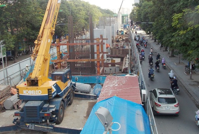 Rà bom mìn, di dời 11 cây xanh trên tuyến metro Nhổn- ga Gà Nội Thêm 11 cây xanh được đánh chuyển, chặt hạ tại dự án metro Nhổn-ga Hà Nội