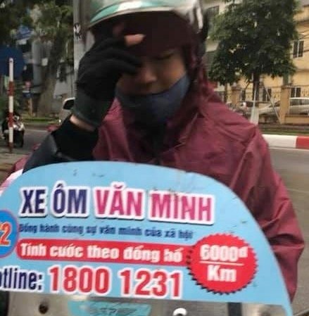 Đi 8 km, nữ hành khách bị xe ôm 'chặt chém' 500 nghìn đồng Tài xế và chiếc xe máy chở khách có đầy đủ thông tin hãng xe, cước... đã thu của nữ hành khách 500 nghìn đồng cho quãng đường 8 km. Ảnh cắt từ clip
