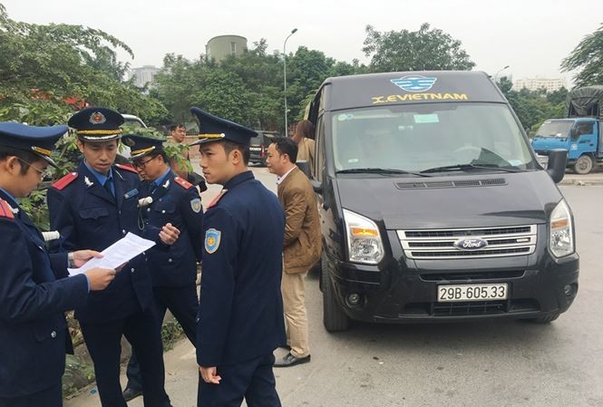 Đại diện Cục CSGT: Không quản được nên mới có xe hợp đồng trá hình Xe hợp đồng dạng Limousin bắt, trả khách và bị xử lý trên đường Hà Nội. Ảnh: A.Trong