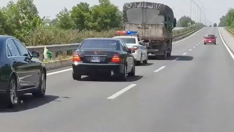 Tài xế không nhường đường cho xe ưu tiên bị phạt 2,5 triệu đồng Hình ảnh xe tải 35C - 040.82 không nhường đường cho đoàn xe ưu tiên được cắt từ clip