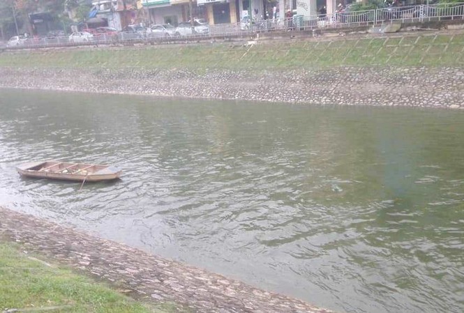 Đề xuất bơm nước để đi thuyền trên sông Tô Lịch Từ mực nước chết, ô nhiễm, sông Tô Lịch mấy ngày qua đã có dòng chảy trong xanh khi được xả nước từ Hồ Tây.