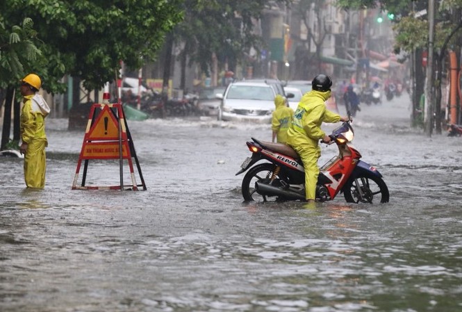 Vì sao mưa một tiếng, Hà Nội ngập cả chiều? "Bể nước" trên phố Hà Nội sau cơn mưa lớn vào đầu giờ chiều nay.