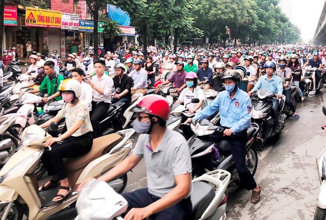 Đề xuất 'đăng kiểm' gần 5,7 triệu xe máy, Hà Nội có hết ô nhiễm không khí? Hà Nội hiện đang có trên 5 triêu xe máy đang lưu thông trên đường. Ảnh: Anh Trọng