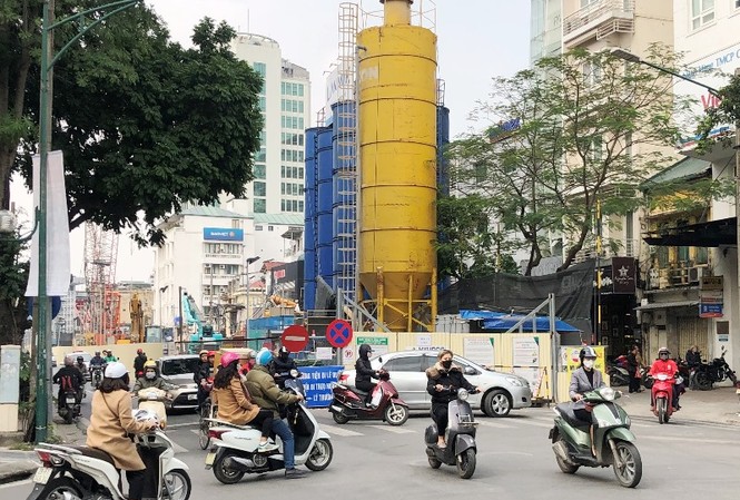 Nhận diện 10 điểm ùn tắc giao thông mới phát sinh ở Hà Nội Công trường đường sắt Nhổn-ga Hà Nội chiếm gần hết 2 làn đường Trần Hưng Đạo, ùn tắc thường xảy ra vào giờ cao điểm. Ảnh: A.Trọng