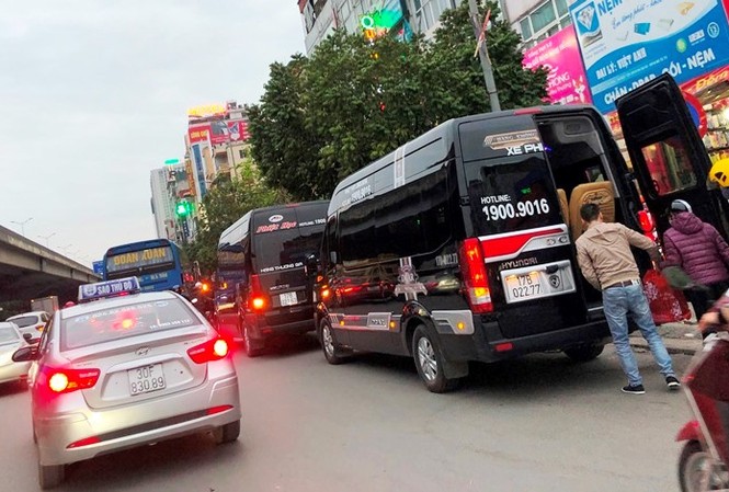 3 năm Thanh tra, Cảnh sát không xóa được tụ điểm 'xe vua'? Xe của hãng vận tải Phiệt Học và Đoàn Xuân xếp hàng dài bắt khách tại nút giao Nguyễn Xiển-Nguyễn Trãi trong mấy ngày qua.
