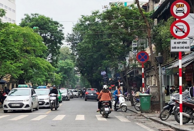 Kiến nghị tạm thời bỏ biển cấm taxi trên 10 tuyến phố Hà Nội Sở GTVT Hà Nội đề xuất bỏ biển cấm taxi trên 10 tuyến phố "gỡ" vắng khách cho taxi. Ảnh: T.Đảng