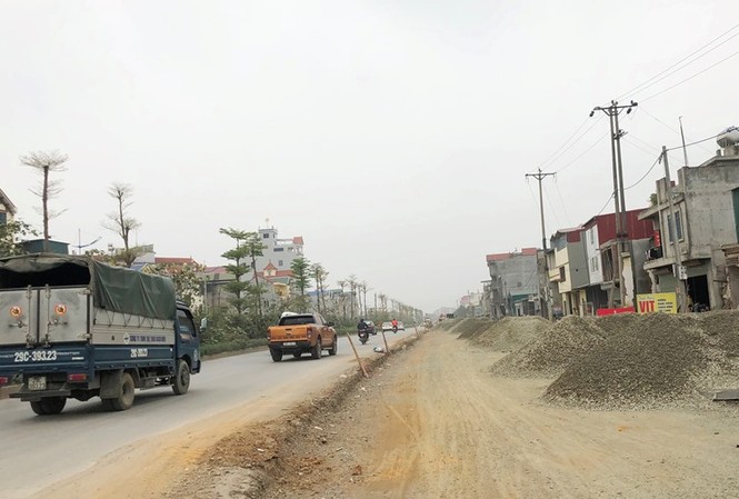 Thủ tướng yêu cầu làm rõ thông tin 'Cửa ngõ phía Tây Hà Nội xập xệ' Đã 10 năm với 3 lần thay đổi nhà đầu tư nhưng đến nay dự án nâng cấp QL6 vẫn "đắp chiếu". Ảnh: T.Đảng