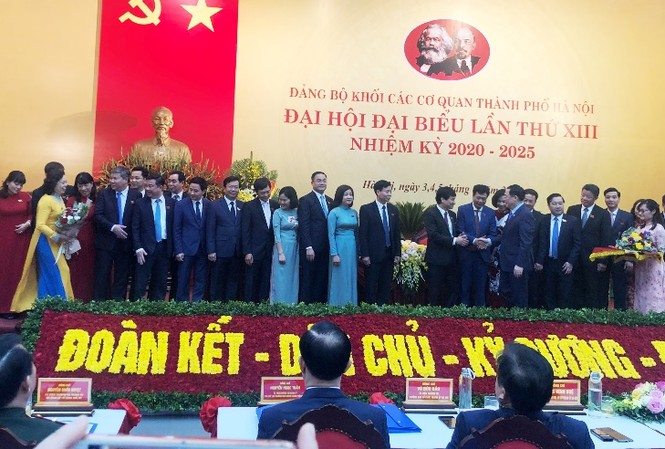 Ông Nguyễn Doãn Hoàn được bầu làm Bí thư Đảng ủy Khối Các Cơ quan Hà Nội Bí thư Thành ủy Hà Nội tặng hoa chúc mừng Ban Chấp hành và Bí thư khóa mới Khối Các Cơ quan Hà Nội. Ảnh: T.Đảng