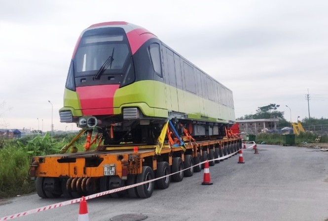 Đoàn tàu đầu tiên tuyến đường sắt đô thị số 3 đã về khu đề-pô Nhổn Đoàn tàu đầu tiên tuyến đường sắt đô thị số 3 đã về khu đề-pô Nhổn