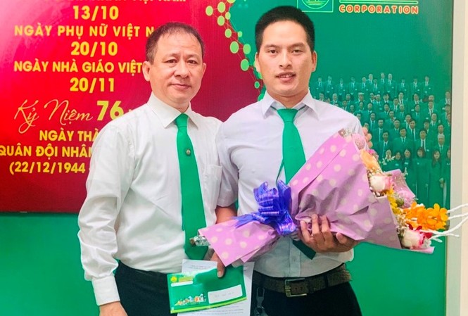 Tài xế taxi trả lại 23.000 nghìn USD hành khách bỏ quên Đại diện lãnh đạo hãng Taxi Hà Nội tuyên dương cho tài xế Hưng có hành động trung thực.
