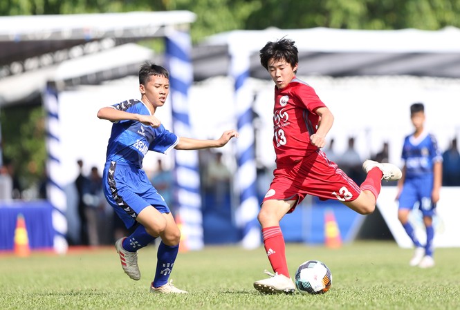 Khởi tranh Giải bóng đá thiếu niên quốc tế U13 Việt Nam - Nhật Bản Các cầu thủ U13 Bình Dương (áo xanh) và U13 Tokyo Skeyes