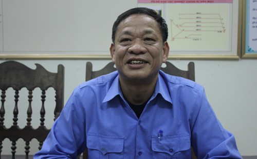 Ký ức người lái những chuyến tàu đêm 30 Tết Ông Nguyễn Văn Nhẫn kể chuyện nghề. Ảnh: Hải Bình.