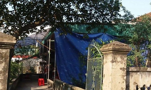 Thiếu phụ tẩm xăng tự thiêu trước sân nhà chồng Ngôi nhà nơi chị Tình đổ xăng tự thiêu.