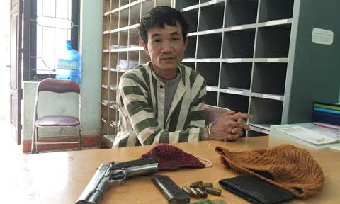 Dùng súng đe dọa để cướp tài sản của người đi xe máy Đối tượng Văn cùng tang vật. Ảnh: H. Anh