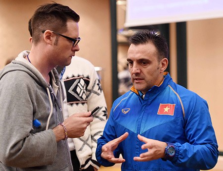 HLV tuyển futsal Việt Nam thận trọng trước trận tứ kết gặp Nhật Bản Riêng HLV Bruno Garcia được truyền thông quốc tế đặc biệt chú ý (ảnh: Quang Thắng)