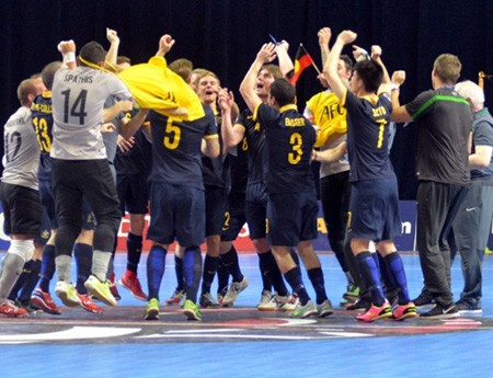 Xác định xong 5 đội tuyển châu Á dự World Cup futsal 2016 Niềm vui của các cầu thủ Australia sau khi giành vé vớt dự VCK World Cup
