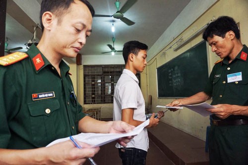 Tiêu chuẩn tuyển sinh của các trường quân sự Trường đào tạo sĩ quan chỉ huy, chính trị, hậu cần tuyển thí sinh nam cao từ 1,65 m, cân nặng từ 50 kg trở lên. Ảnh: Giang Huy.