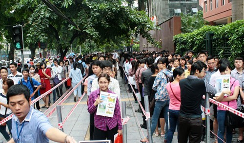 Sở Nội vụ Hà Nội: 'Công chức thủ đô muốn làm đến lúc nghỉ hưu' Mỗi năm hàng nghìn thí sinh nộp hồ sơ dự thi công chức Thủ đô. Ảnh minh họa: Bá Đô.