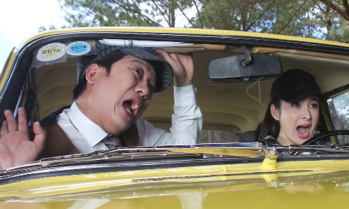 Trường Giang sợ hãi khi ngồi xe Angela Phương Trinh lái Trường Giang và Angela Phương Trinh trong phim.