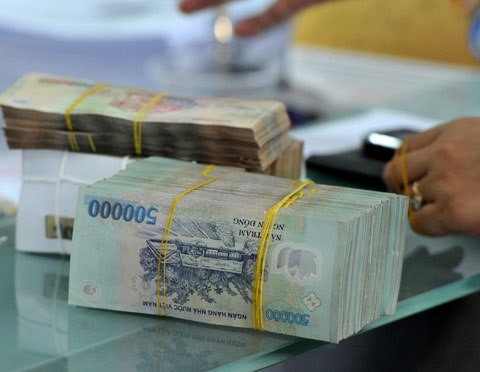 Người gửi ít lợi, kẻ vay thiệt thòi khi ngân hàng đua lãi suất Cuộc đua lãi suất được đánh giá là không mang lại nhiều lợi ích cho đa số người gửi tiền.