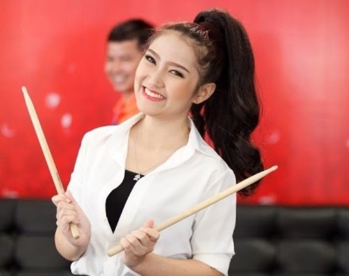 Hot girl chơi trống Mi Ngân
