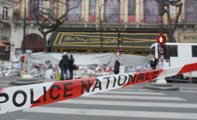 Hai nữ sinh âm mưu tấn công nhà hát ở Paris Hiện trường vụ tấn công nhà hát Bataclan ở Paris tháng 11/2015. (Ảnh: AFP)