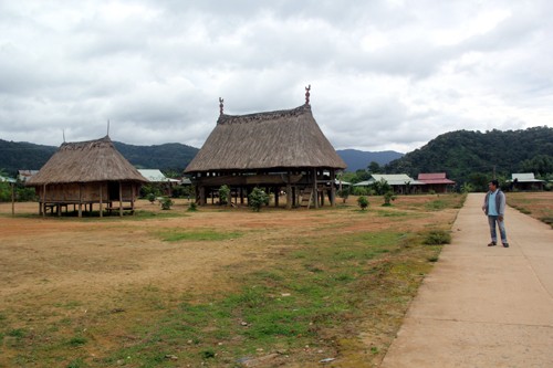 Làng cấm đi xe máy trong dịp lễ ở Quảng Nam Một góc làng A Rầng 1, các ngôi nhà dân sống xung quanh, ở giữa là nhà Gươl, nơi cả làng sẽ tụ tập uống rượu mỗi dịp lễ. Ảnh: Tiến Hùng.