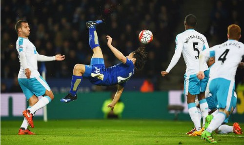 Leicester chuốc sầu Benitez, thẳng tiến đến ngôi vương Cú ngã người dứt điểm thành bàn đẹp mắt của Okazaki. Ảnh: AFP.